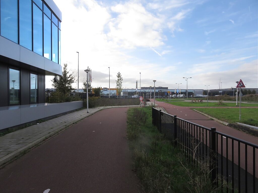 Sligro-vestiging op een bedrijventerrein met fietspad en kantoorgebouw op de voorgrond