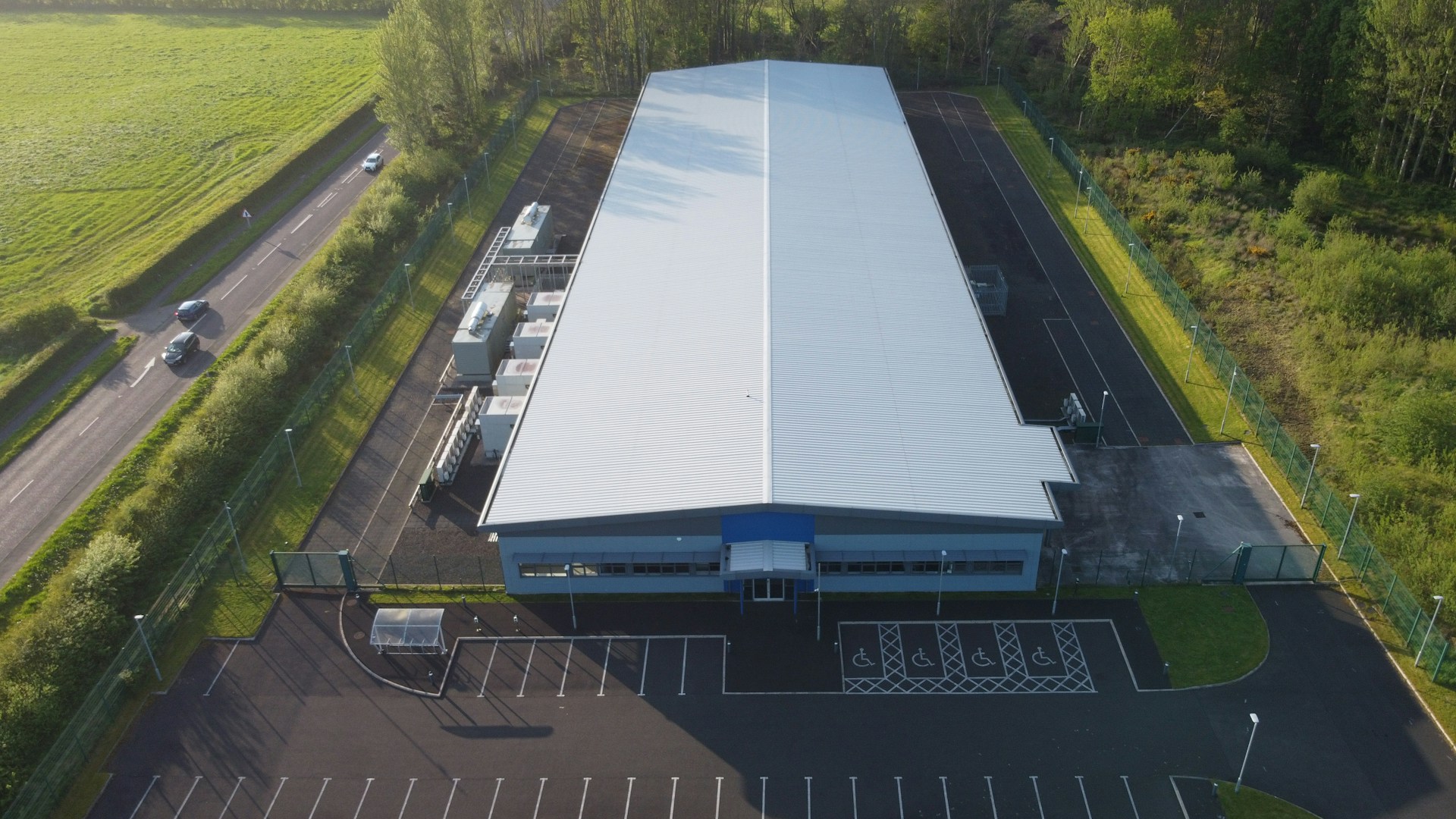 Luchtfoto van een modern distributiecentrum, illustratief bij de verhuur in Smartlog Hellevoetsluis aan Eland Cables
