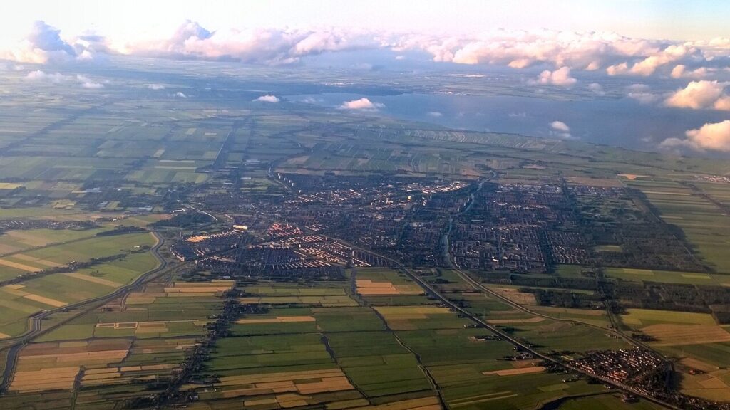 Luchtfoto van Purmerend, waar Woonzorg Nederland 66 sociale huurwoningen koopt in project Wherezien