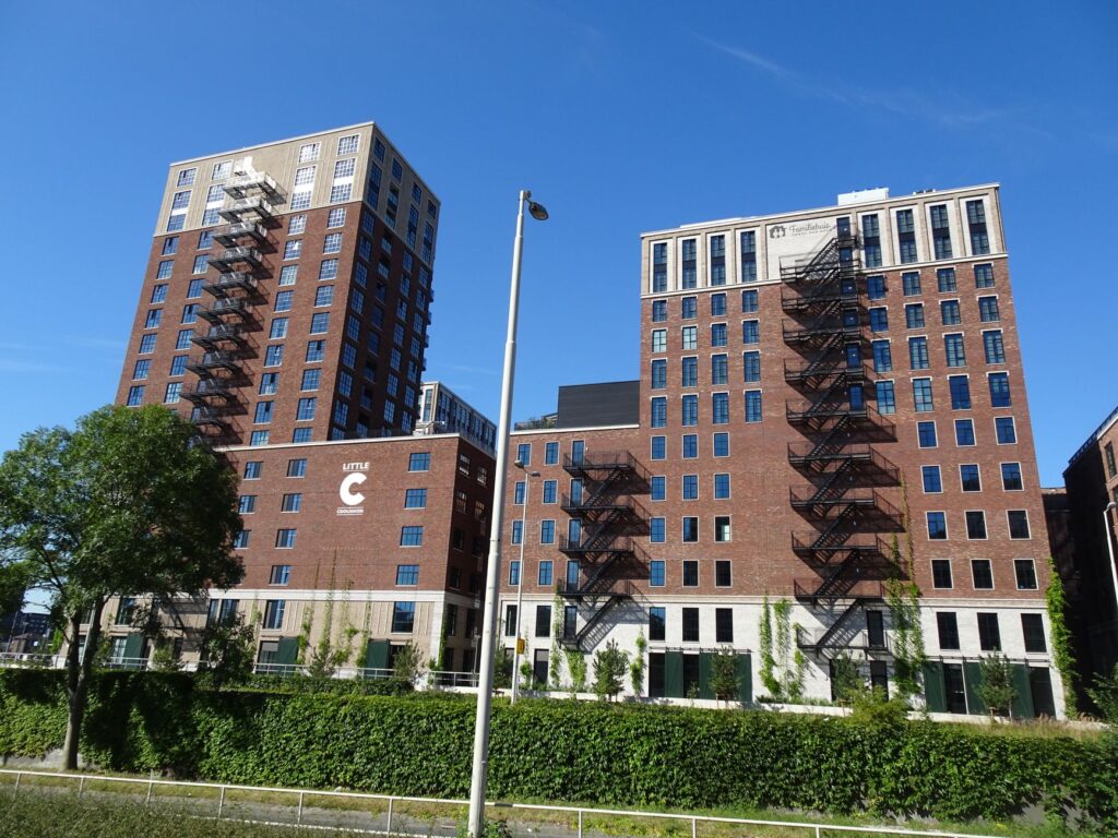Appartementengebouwen in Rotterdam, illustratie bij het dalende aandeel sociale huurwoningen in Zuid-Holland