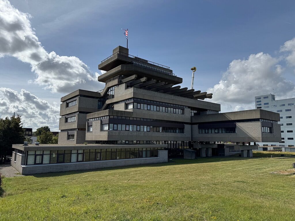 Het brutalistische stadhuis Terneuzen van architect Jaap Bakema, gezien vanaf de dijk