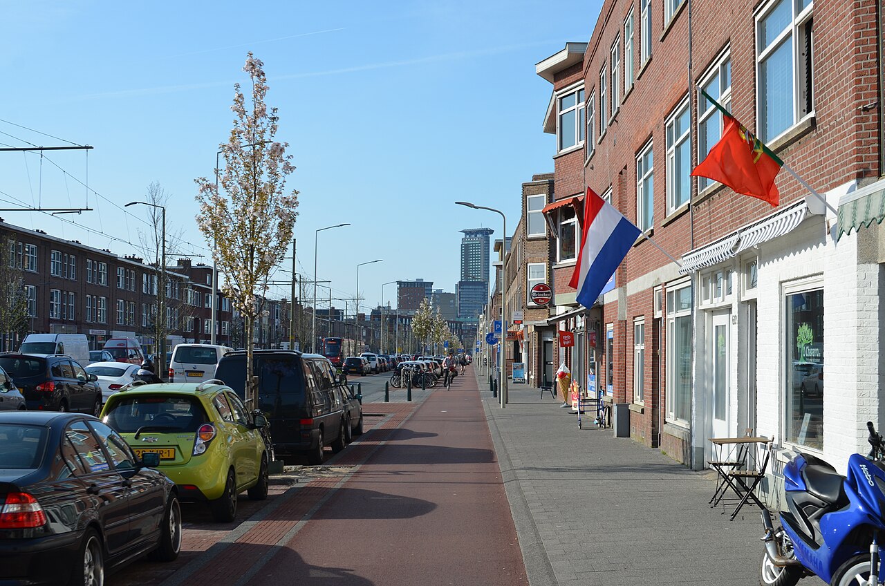 Rijswijkseweg in de Haagse wijk Laak met woningen, winkels en een fietspad