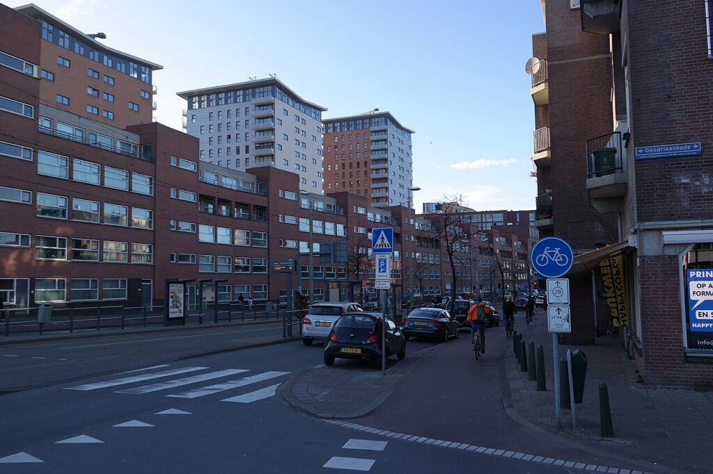 De Rijswijkseweg in Den Haag met woon- en kantoorgebouwen nabij station Hollands Spoor