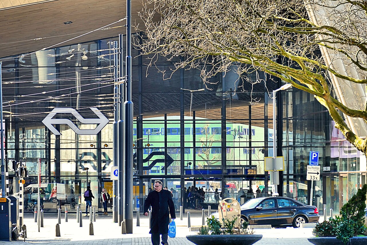 Rotterdam Centraal gezien vanaf het Delftseplein, de locatie van Tree House Rotterdam