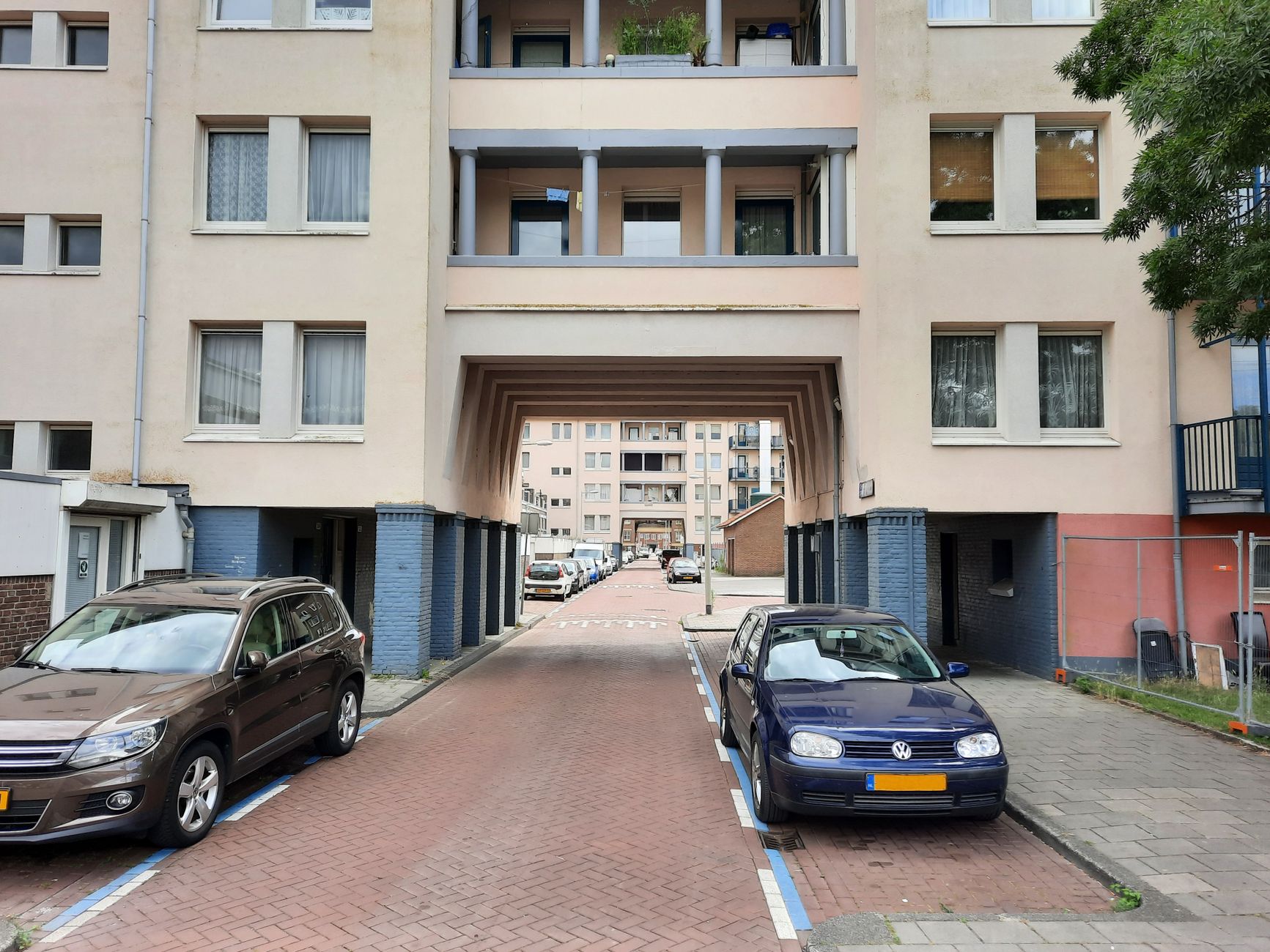 Appartementencomplex in een Amsterdamse woonstraat, illustratief bij de uitponding van huurwoningen in de vrije sector