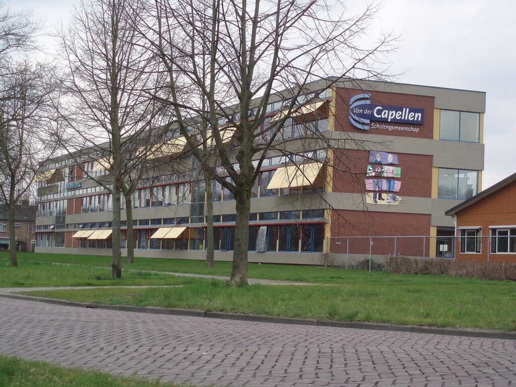 Het voormalige schoolgebouw Van der Capellen aan de Lassuslaan in Zwolle