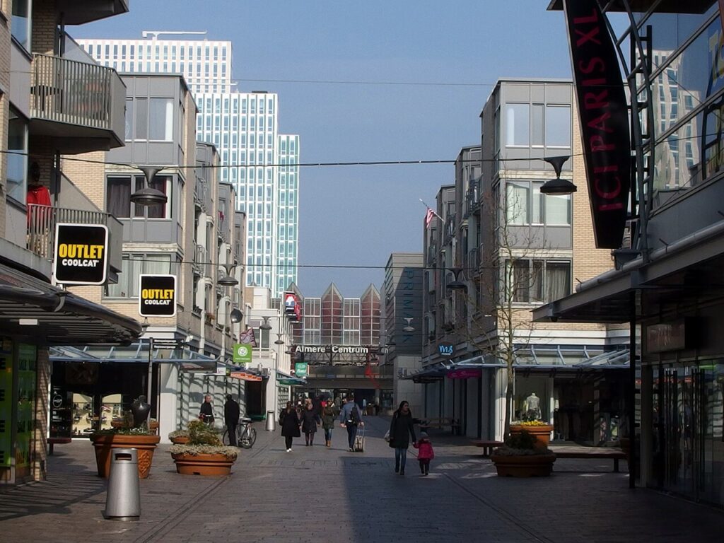 Winkelstraat in Almere Centrum met zicht op het station, omgeving van het winkelpand dat Bouwinvest kocht