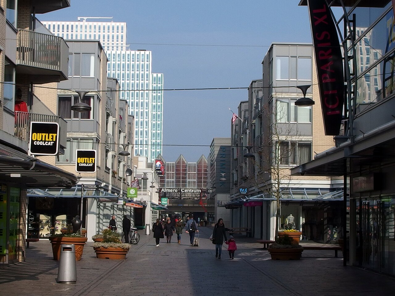 Winkelstraat in Almere Centrum met zicht op het station, omgeving van het winkelpand dat Bouwinvest kocht