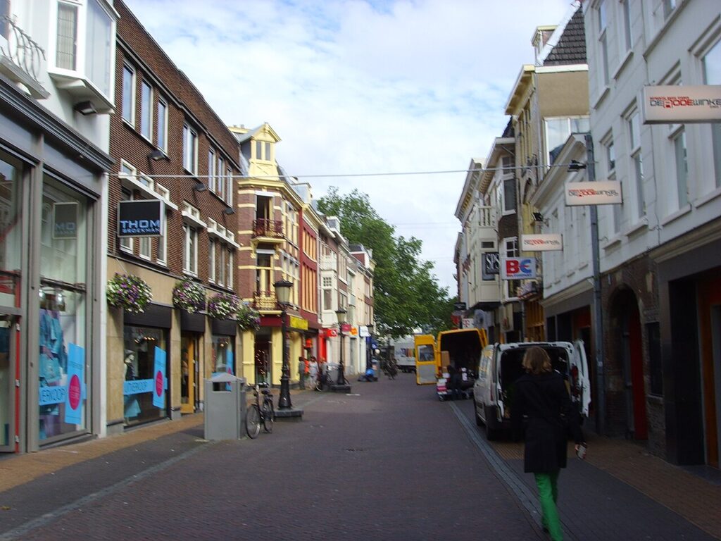 De Lange Elisabethstraat in Utrecht, waar Satisfyer-Geske winkelruimte in Utrecht huurt (archiefbeeld 2008)