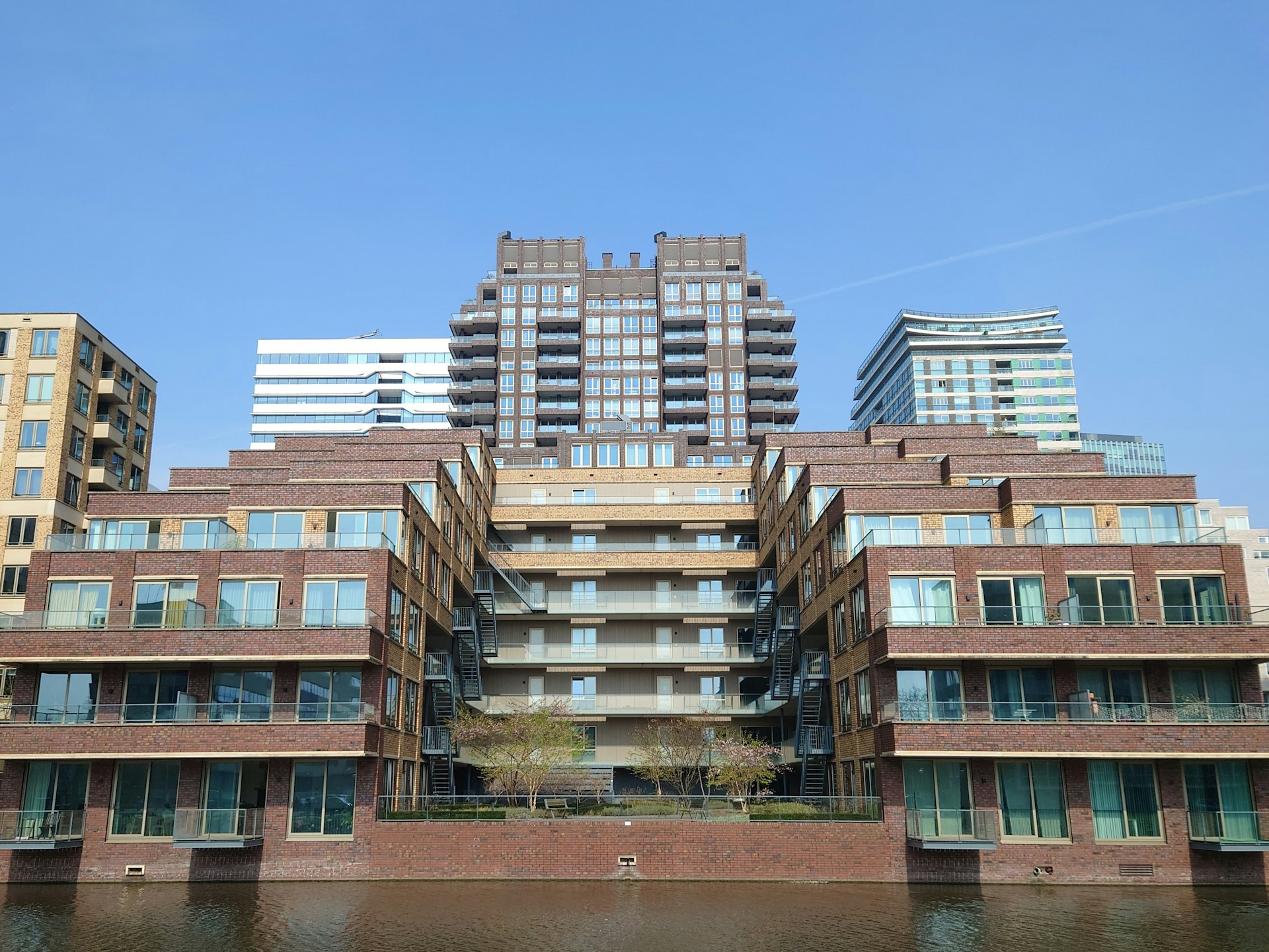 Nieuwbouwappartementen aan het water, illustratief bij de analyse van JLL over woningbeleggers en private huurwoningen