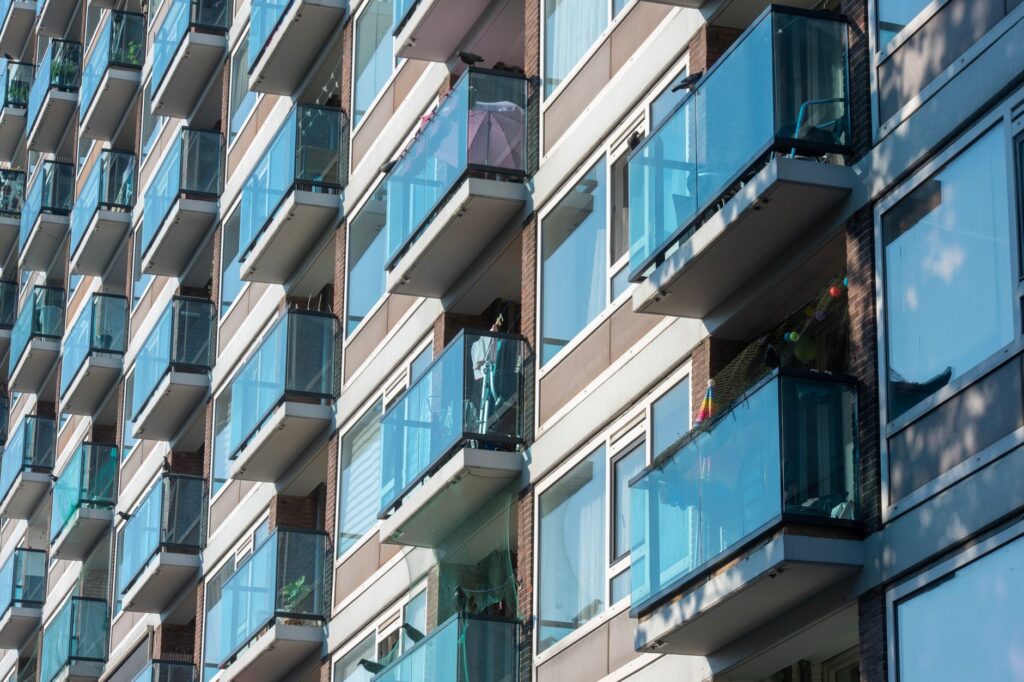 Gevel van een appartementencomplex in Delft, illustratief bij het rendement op woningbeleggingen in Nederland