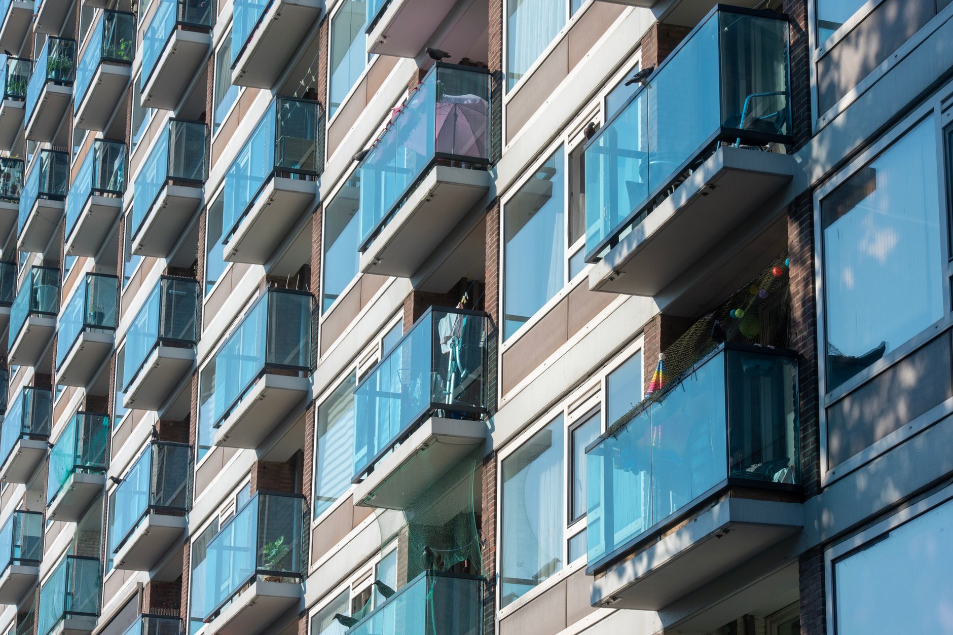 Gevel van een appartementencomplex in Delft, illustratief bij het rendement op woningbeleggingen in Nederland