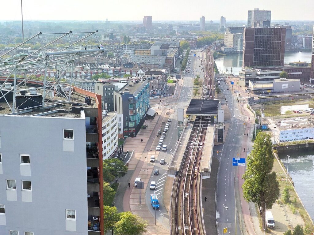 Luchtfoto van de Rijnhaven in Rotterdam, waar woningbouw een stroomaansluiting van Stedin krijgt
