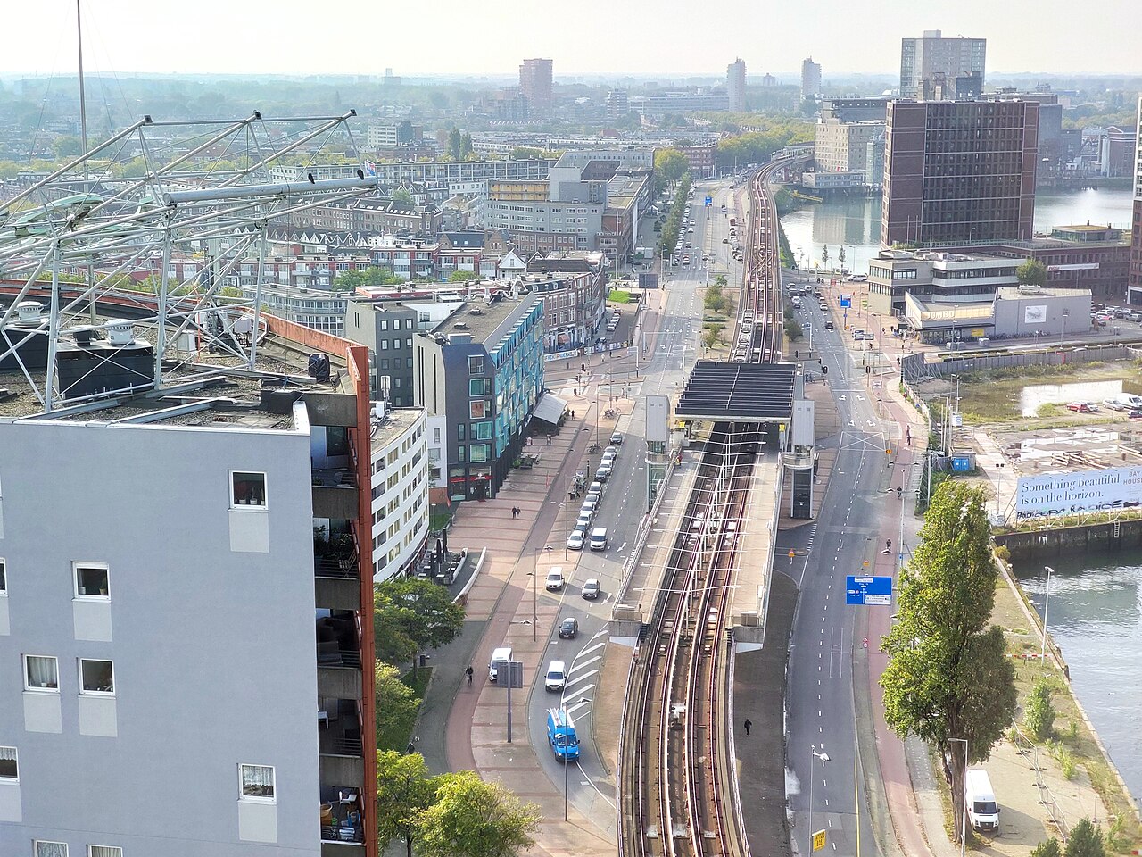 Luchtfoto van de Rijnhaven in Rotterdam, waar woningbouw een stroomaansluiting van Stedin krijgt