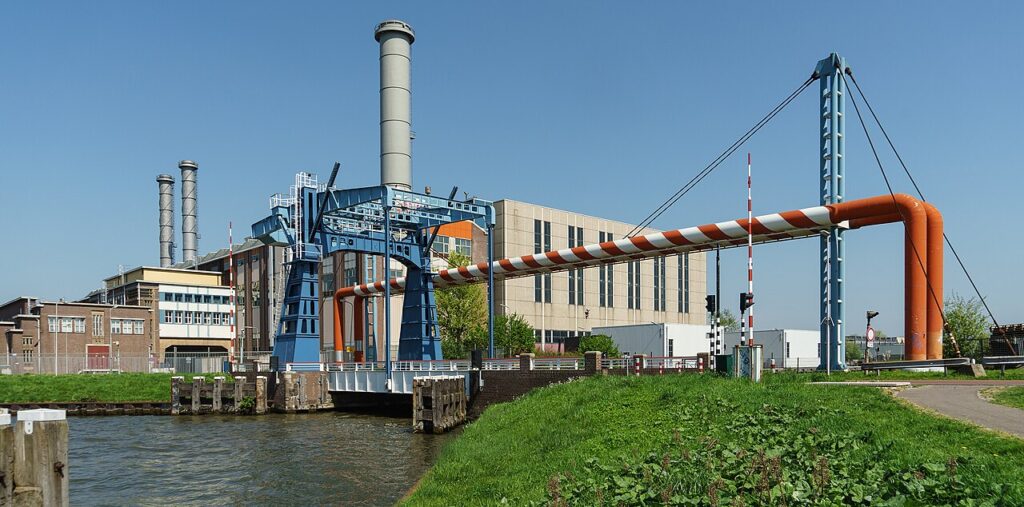 De Industriehavenbrug en de Centrale Merwedekanaal aan het Merwedekanaal in Utrecht