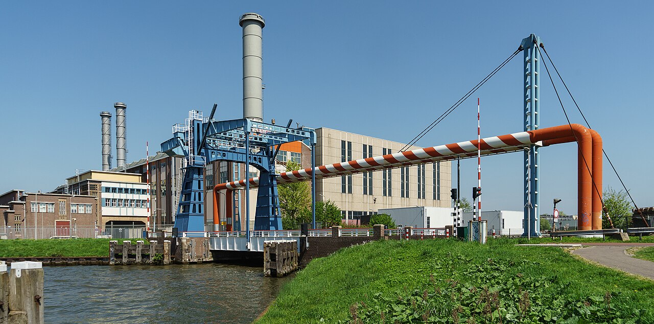 De Industriehavenbrug en de Centrale Merwedekanaal aan het Merwedekanaal in Utrecht