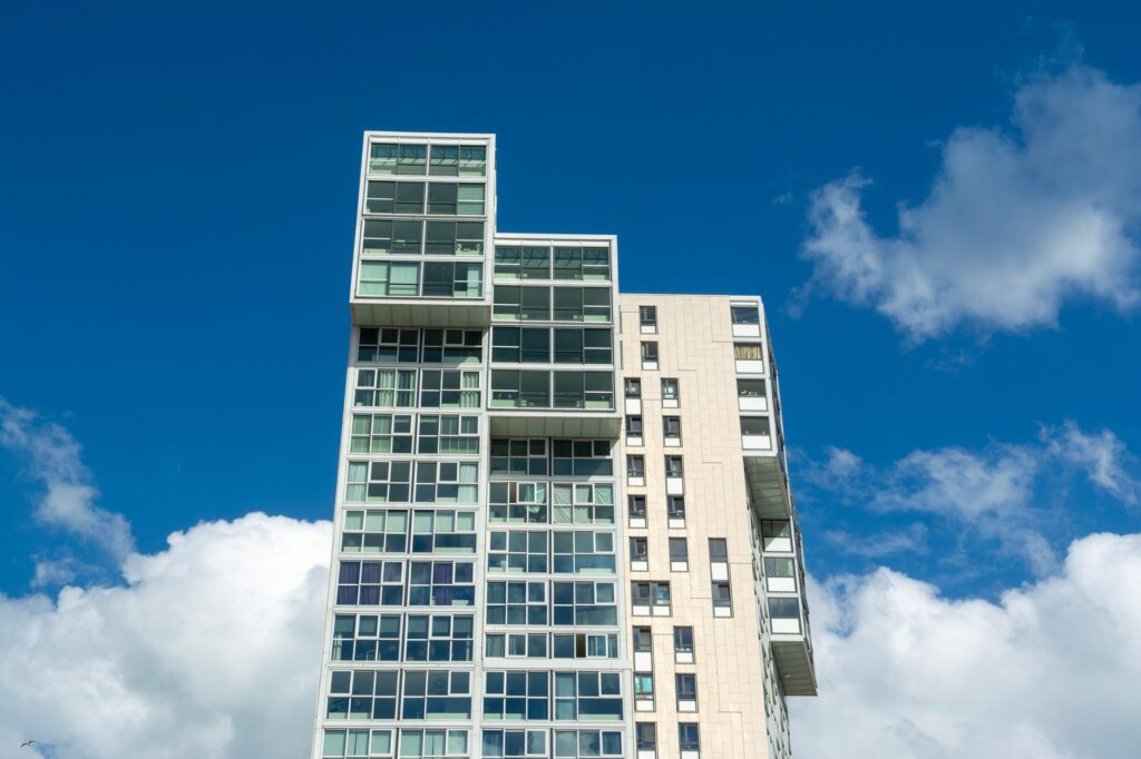 Woontoren met huurappartementen in Rotterdam, beeld bij de woningportefeuille die Catella aan Lone Star verkoopt