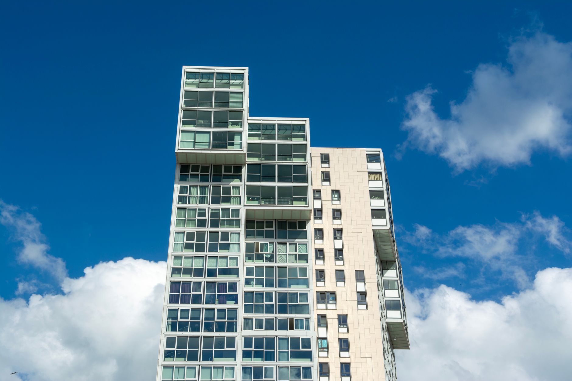Woontoren met huurappartementen in Rotterdam, beeld bij de woningportefeuille die Catella aan Lone Star verkoopt