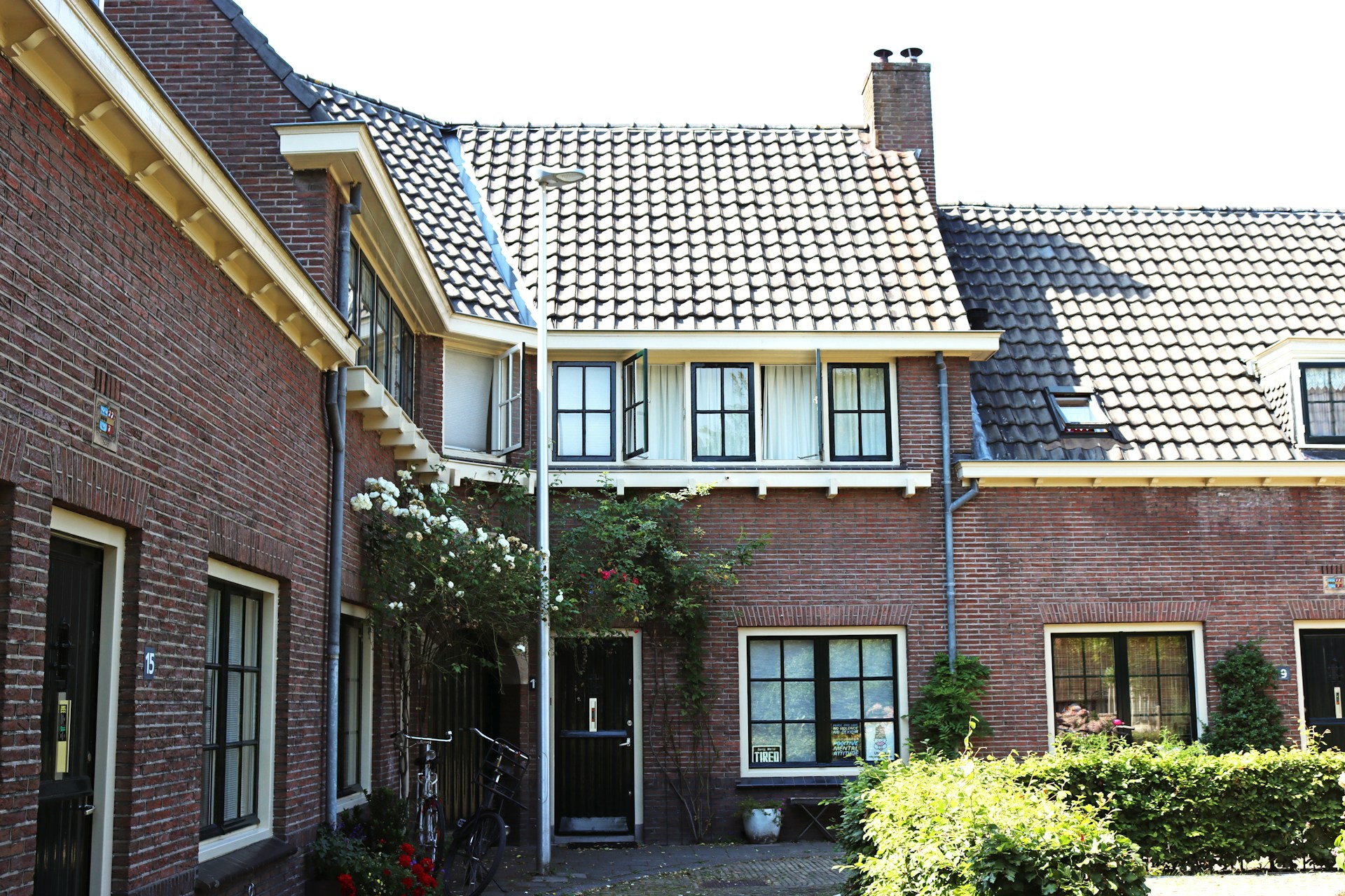 Bakstenen rijwoningen in Nederland, illustratief bij het onderzoek van NRVT naar woningtaxaties en koopsommen