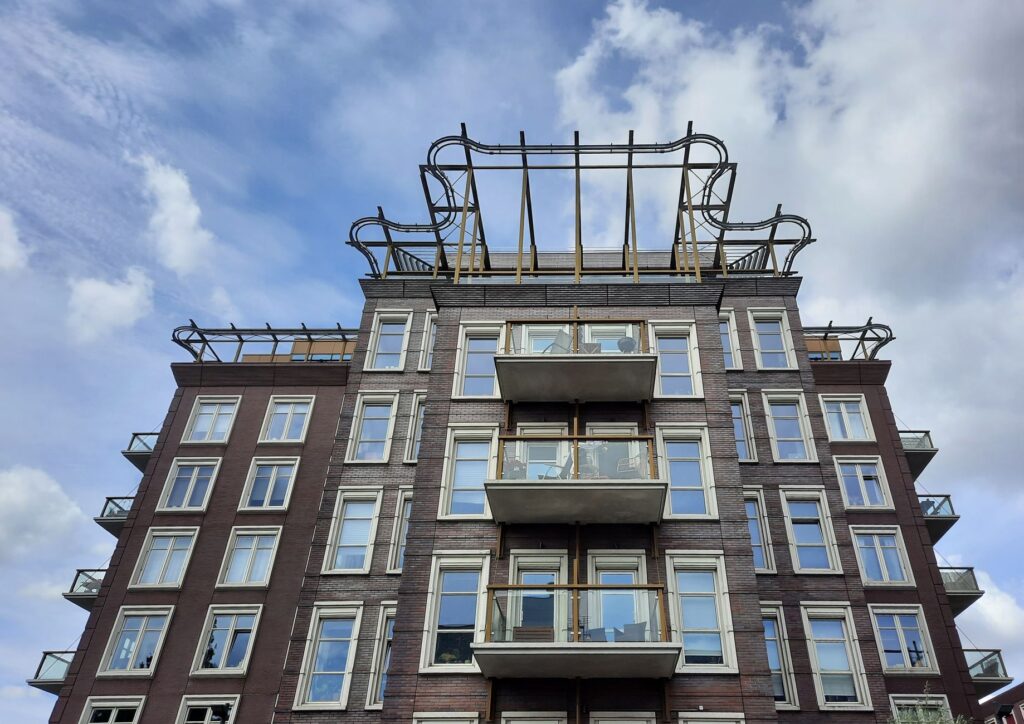 Modern appartementengebouw met balkons, illustratief bij de woningvraag door migratie volgens het EIB