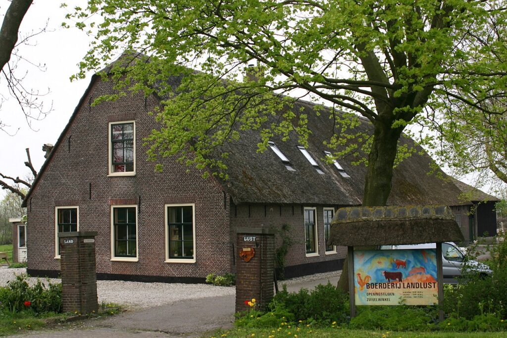 Boerderij Landlust met rieten dak aan de Landlustweg in de Gnephoek bij Alphen aan den Rijn