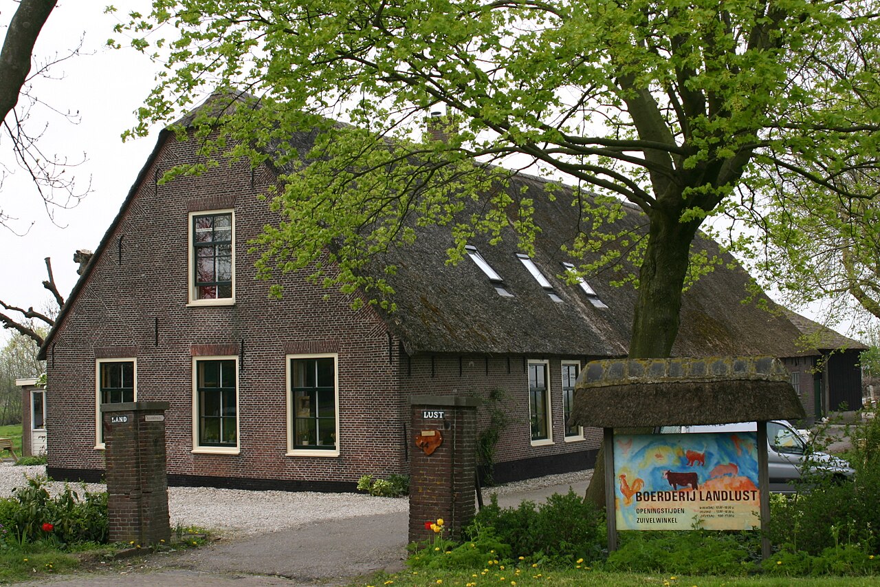 Boerderij Landlust met rieten dak aan de Landlustweg in de Gnephoek bij Alphen aan den Rijn