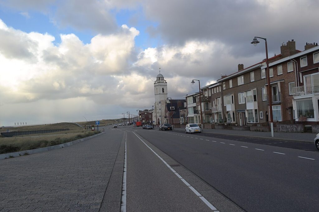 Boulevard van Katwijk aan Zee met de Oude Kerk, de kustplaats waar zorgcomplex Salem wordt gebouwd