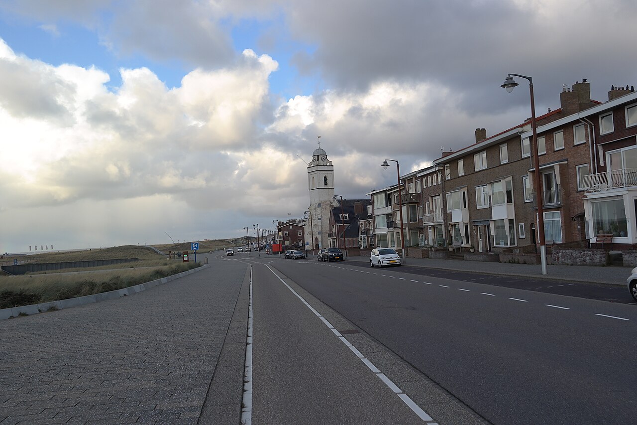 Boulevard van Katwijk aan Zee met de Oude Kerk, de kustplaats waar zorgcomplex Salem wordt gebouwd