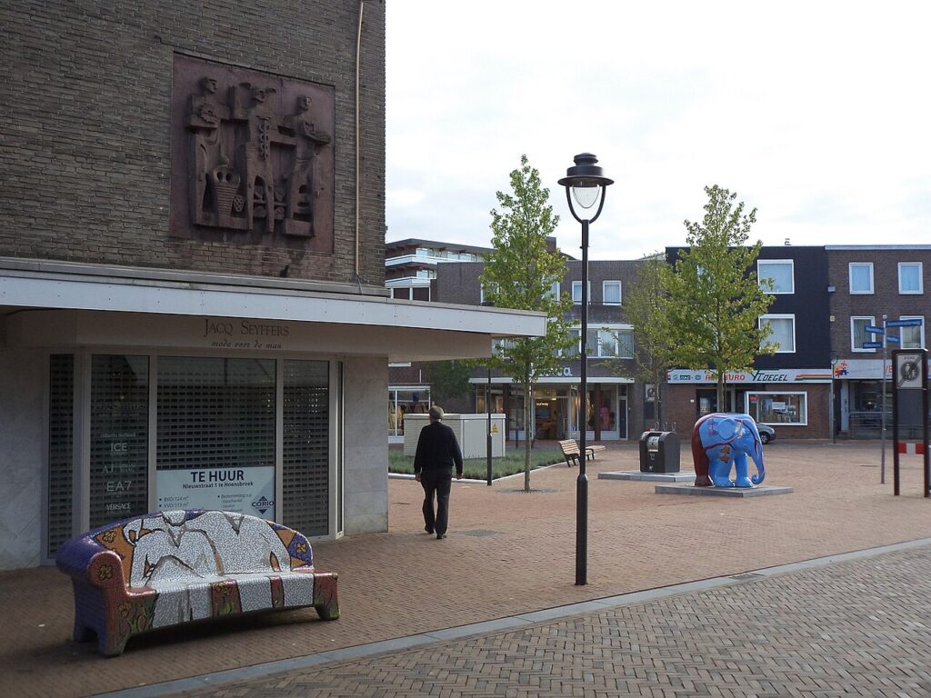 Plein in het centrum van Hoensbroek bij de Kouvenderstraat met winkels en woningen
