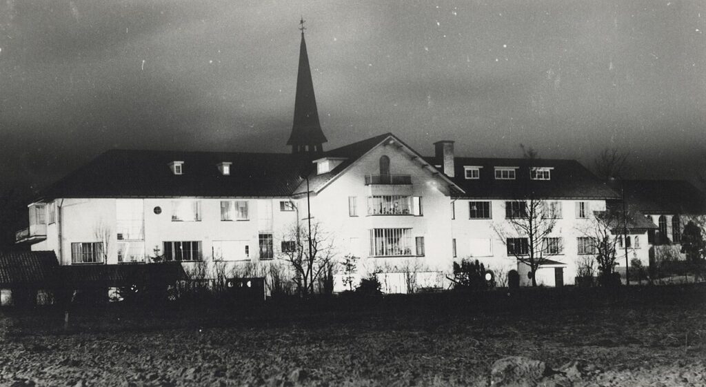 Historische zwart-witfoto van het witte gebouw van rusthuis De Wartburg aan de Kennedylaan in Utrecht, 1955