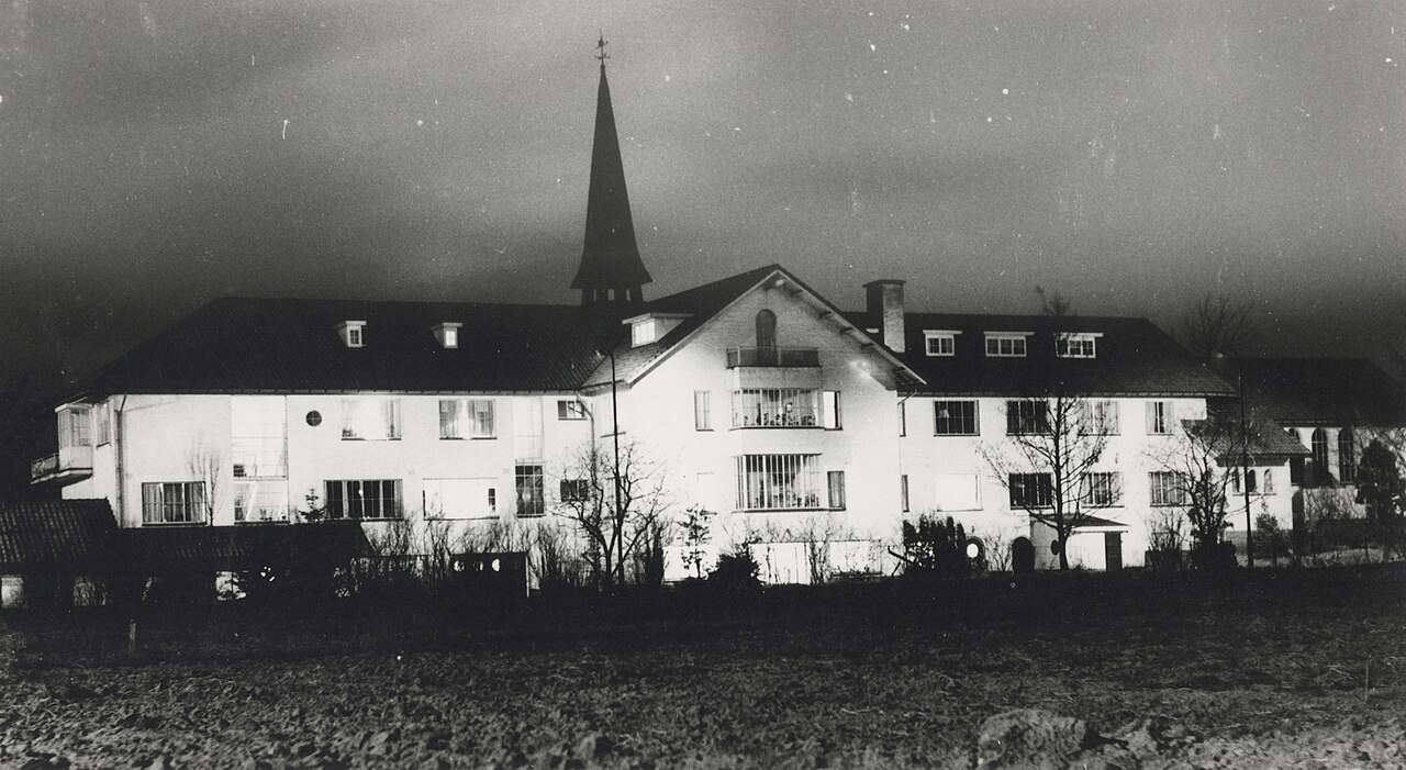 Historische zwart-witfoto van het witte gebouw van rusthuis De Wartburg aan de Kennedylaan in Utrecht, 1955
