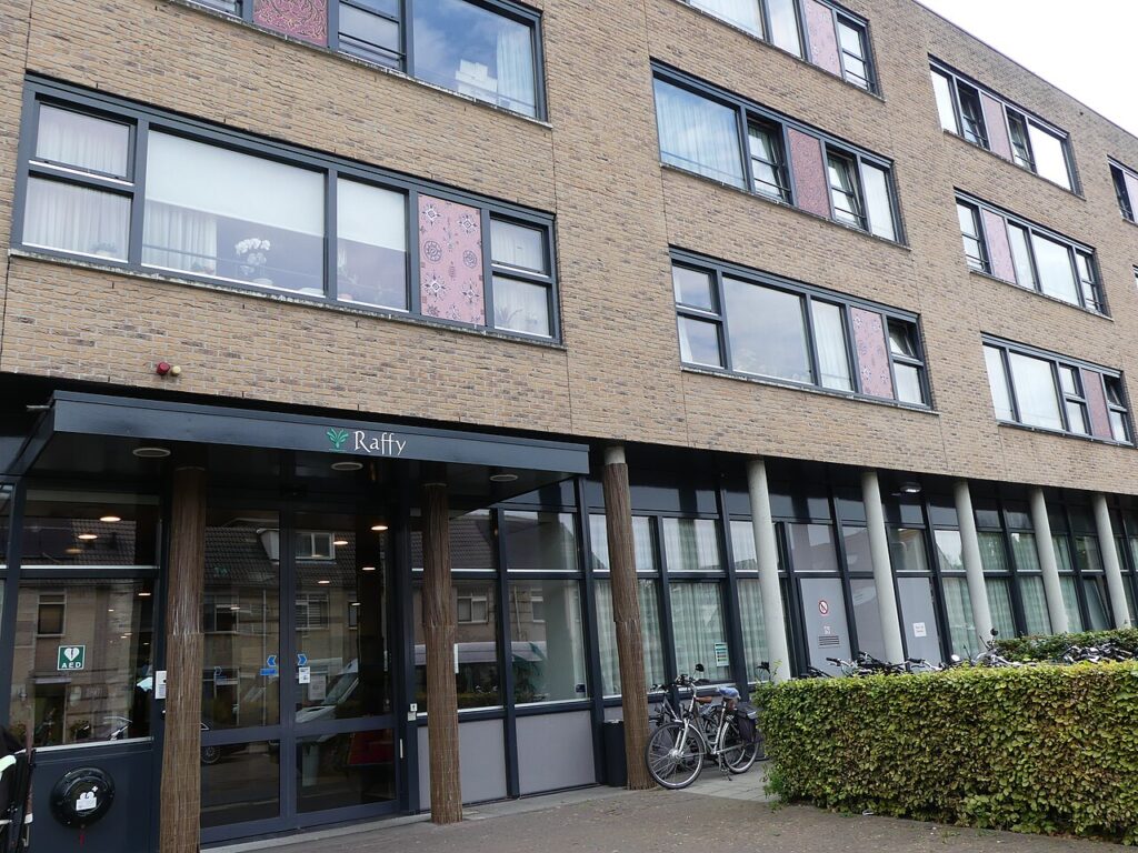 Ingang van woonzorgcentrum Raffy, een appartementencomplex van baksteen met zorgfuncties