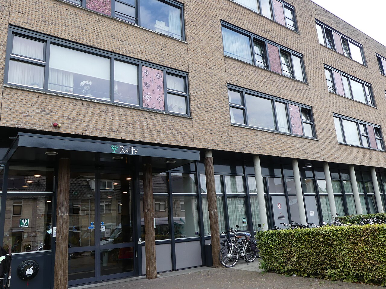 Ingang van woonzorgcentrum Raffy, een appartementencomplex van baksteen met zorgfuncties